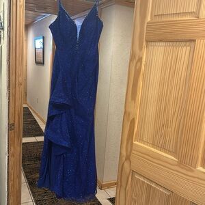 Sparkly blue floor length size 6 Panopoly prom dress with a slit
